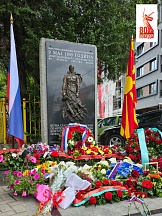 Торжественная церемония возложения венков к памятной стеле, посвященной 75-летию Великой Победы, на улице «9 мая», г.Скопье, 8 мая 2025 года