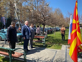 Положување венци кон споменикот на Јуриj Гагарин по повод Денот на космонаутика, Скопjе, 12 април 2022 година